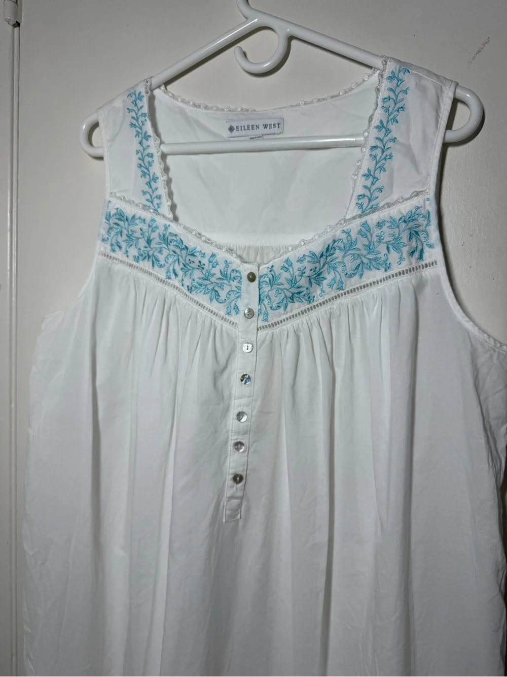 Eileen West White cotton nightgown Blue Embroidered Trim floral large